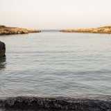 La caletta � riparata dal vento e contraddistinta dall�acqua bassa che la rende una sorta di piscina naturale